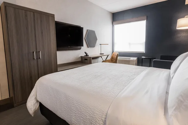 غرفة قياسية ركنية بسرير كينج وسرير كوين، Holiday Inn Express Toronto North York 2/10
