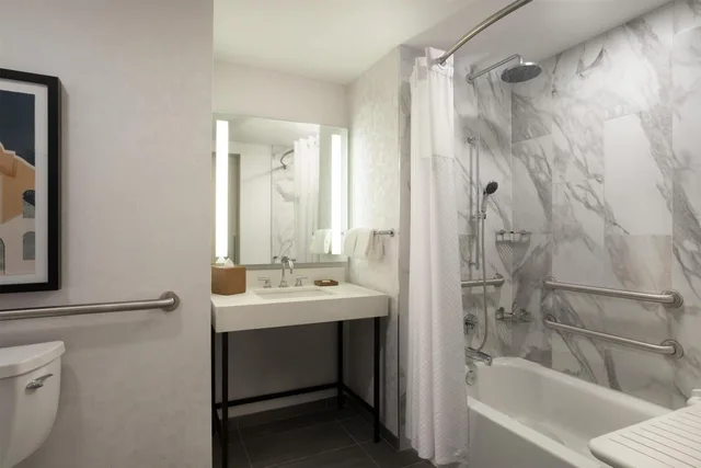 غرفة بسرير كينج مع أريكة لذوي الإعاقة، Hyatt Regency San Antonio Riverwalk 2/2
