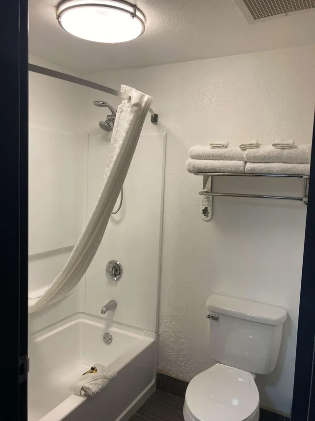 غرفة قياسية بسرير كينج بحوض جاكوزي، Best Western Plus Reading Inn & Suites 4/7
