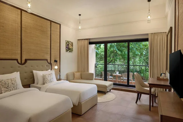 غرفة بسريرين منفصلين بشرفة بإطلالة، Bhanu The Fern Forest Resort & Spa Jambughoda 1/4