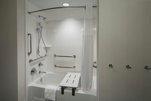 غرفة بسرير كينج مع أريكة لذوي الإعاقة، Hampton Inn Suites Page Lake Powell 2/2
