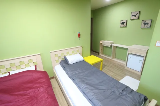 غرفة ثلاثية بسرير مزدوج وسرير فردي، Midtown Hostel 3/4