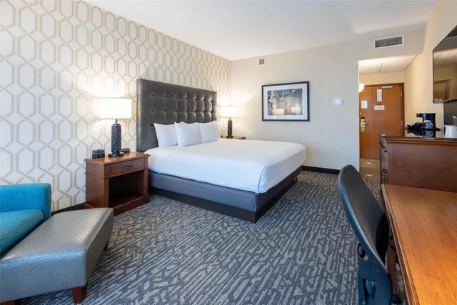 غرفة ديلوكس بسرير كينج، Drury Plaza Hotel St Louis Chesterfield 1/4