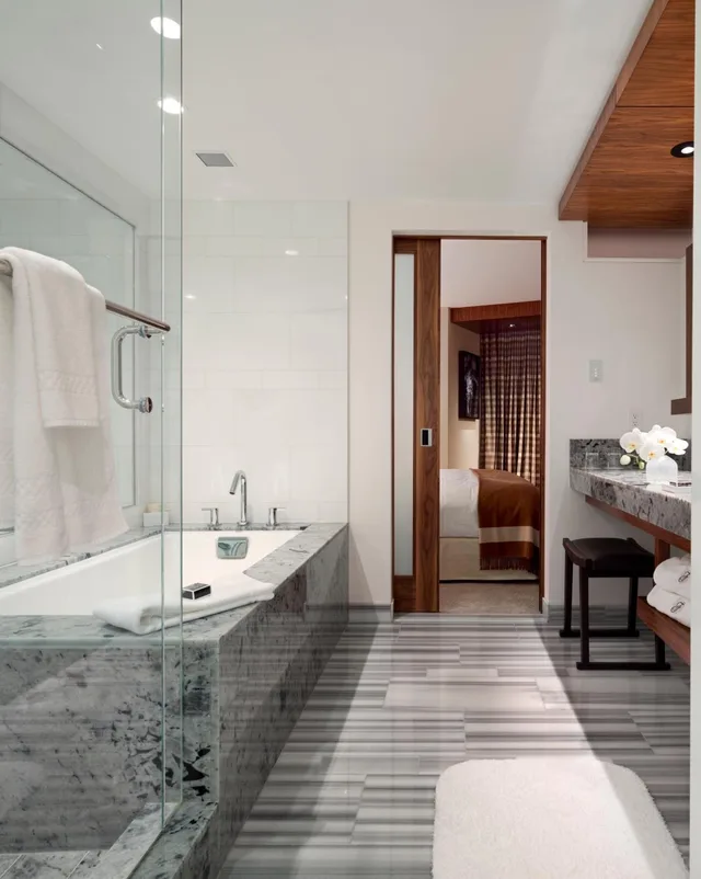 Fairmont Gold, Harbor, King Bed, Mountain View، Fairmont Pacific Rim 2/2