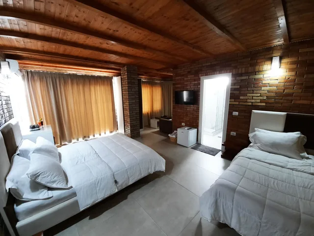 غرفة ديلوكس ثلاثية بسرير مزدوج وسريرين منفصلين بإطلالة على البحر، Hotel Piccollino 1/6