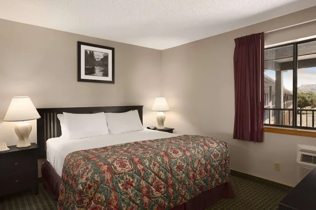 Room, King Bed, Smoking, Days Inn by Wyndham Cortez 5/9