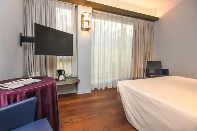 غرفة بريميوم بسرير كينج بشرفة، Hotel City 1/3
