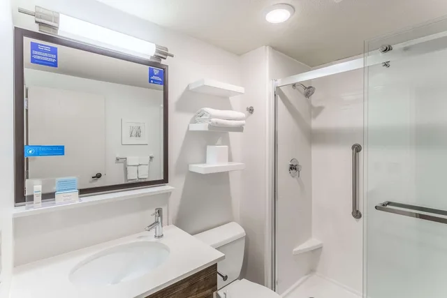 غرفة بسرير كينج مع أريكة، Hampton Inn Eau Claire 3/3