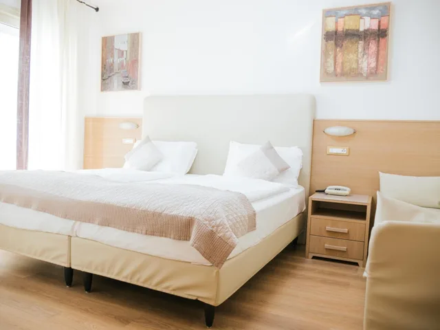 Deluxe, Double Bed, Lateral Side Sea View، Hotel Bristol 4/10