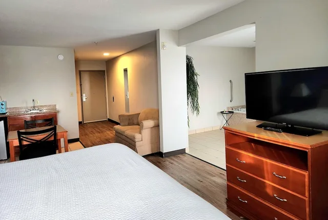 جناح بسرير كينج بحوض جاكوزي، Days Inn & Suites By Wyndham Thibodaux 9/10