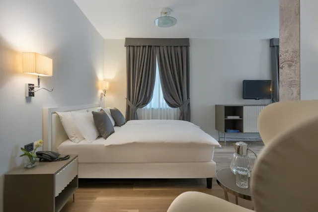 غرفة ديلوكس بسريرين منفصلين بإطلالة على البحيرة بشرفة، Hotel Capri 9/10