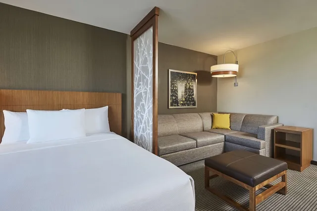 غرفة بسرير كينج بإطلالة مع أريكة، Hyatt Place Toronto Mississauga Centre 2/5