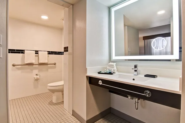 Lifestyle, Suite, Queen Bed, Sofa, Accessible، The Park Hotel London 7/10