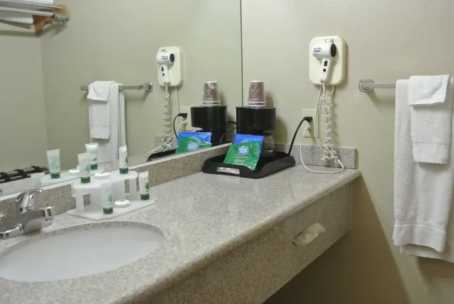 غرفة ديلوكس بسريرين كوين، Vino Inn & Suites (ex Rancho Tee Motel) 2/2