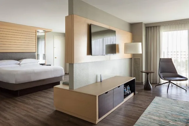 جناح بسرير كينج بإطلالة على الفناء بغرفة نوم واحدة، Boca Raton Marriott At Bocacenterhotel 3/7