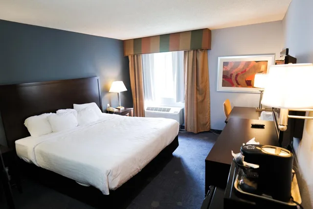 غرفة بسرير كينج لذوي الإعاقة، Baymont by Wyndham Flint Airport North 3/7