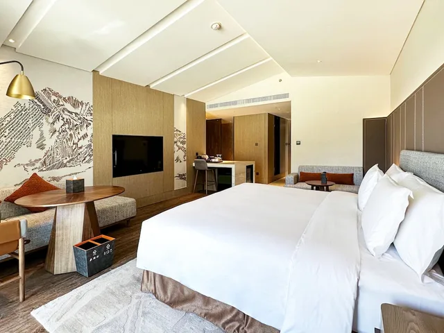 غرفة بريميوم بسرير كينج بإطلالة على الجبل، Crowne Plaza CHONGLI RESORT 1/10