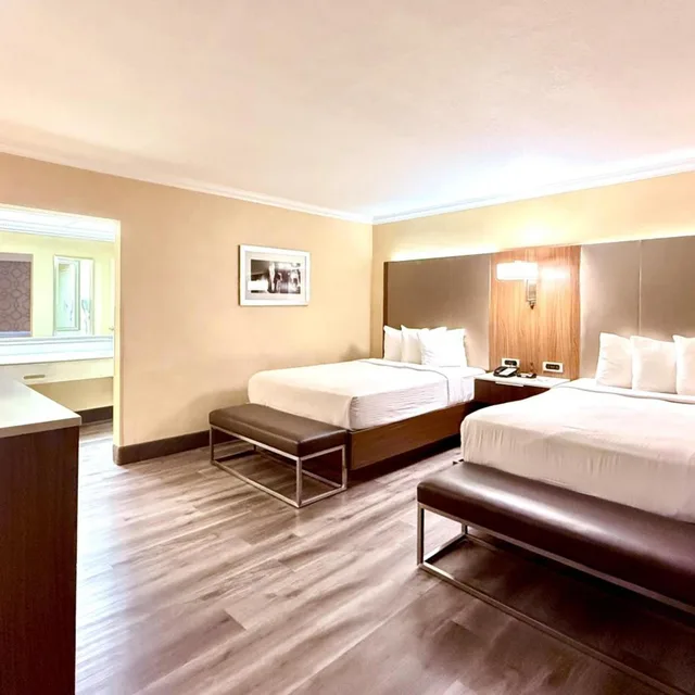 غرفة بسريرين مزدوجين في طابق مرتفع، Best Western Hollywood Plaza Inn - Hollywood Walk of Fame Hotel-LA 1/9