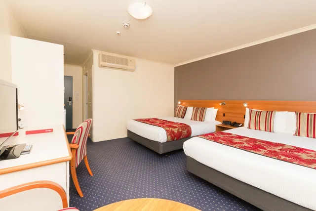 Connecting, 4 Queen Beds, Heartland Hotel Auckland Airport 4/7