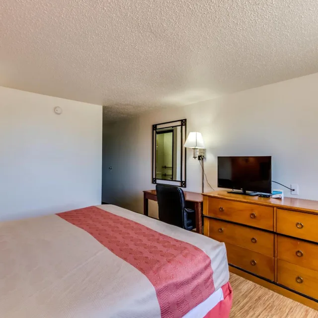 غرفة بسرير كينج لذوي الإعاقة، Motel6 Albert Lea, MN 1/10