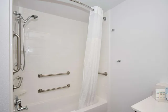 غرفة بسرير كوين بحوض استحمام لذوي الإعاقة، Hampton Inn Brevard 1/1