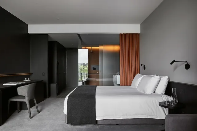 غرفة بسرير كينج بشرفة، JACKALOPE HOTEL 2/2