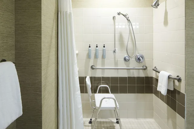 غرفة بسرير كينج لذوي الإعاقة، Courtyard by Marriott Charleston Mount Pleasant 5/6