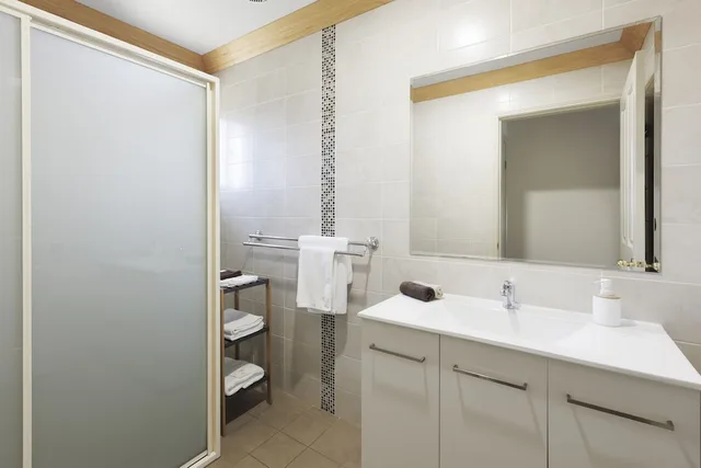 Executive, Suite, 1 Single and 2 Queen Beds, Black Gold Country Cabins & Motel 3/3