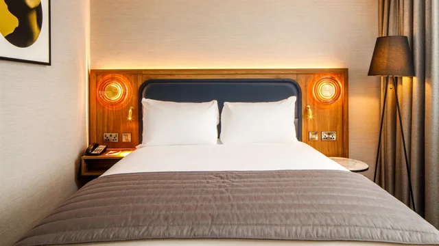غرفة بريميوم بسرير كينج مع دخول الصالة، Crowne Plaza Manchester Airport 2/4