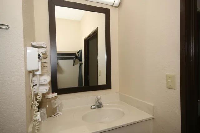 غرفة ديلوكس بسرير كينج لذوي الإعاقة، Red Roof Inn Gaffney 2/3