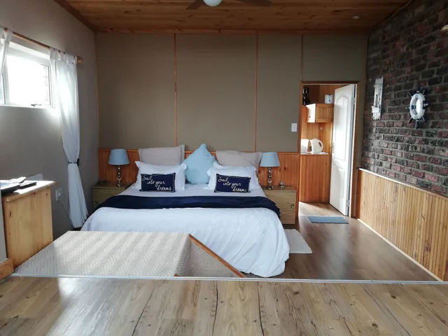 Seastar, Basic, King Bed, Balcony، Dolphin View Guesthouse 1/2