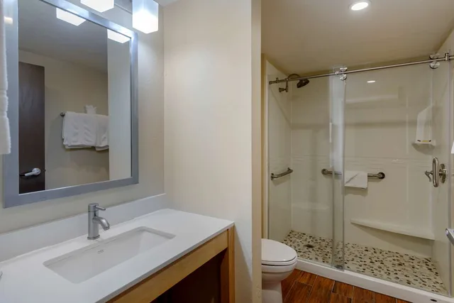 غرفة بسريرين كوين بإطلالة على الفناء، Best Western Plus South Coast Inn 7/8