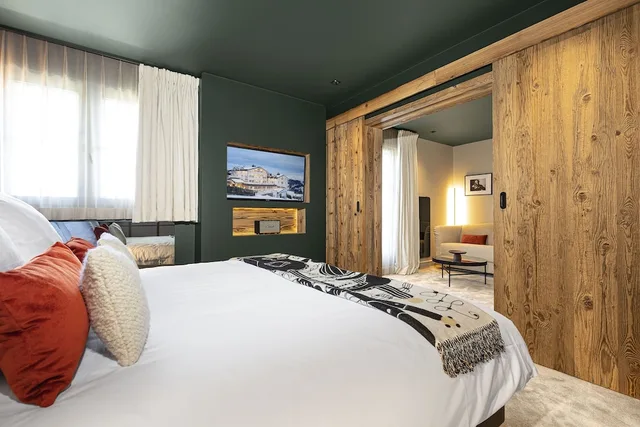 جناح جونيور بسرير كوين مع أريكة، Hotel Le Chabichou 2/10