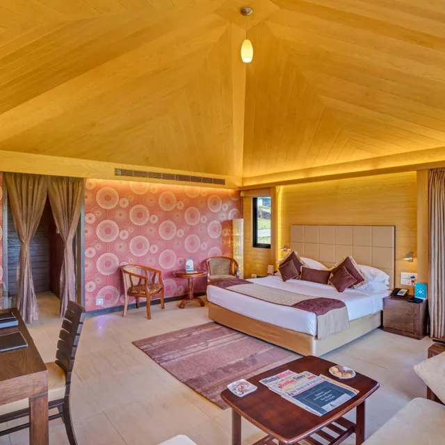 كوخ بسرير كينج، Aamby Valley City, Lonavala 2/4