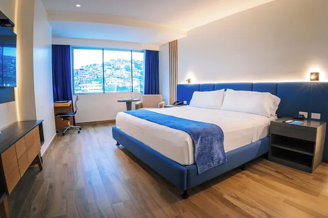 غرفة بزنس بسرير كينج بإطلالة على المدينة، Wyndham Guayaquil Puerto Santa Ana 3/8