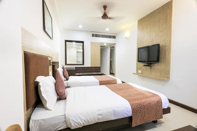 غرفة ديلوكس بسريرين منفصلين، Oyo 9677 Hotel Surya 1/1