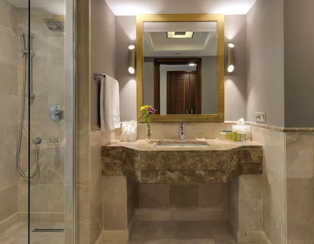 غرفة بسرير كينج بإطلالة على البحيرة بشرفة، Doubletree By Hilton Hotel Van 10/10