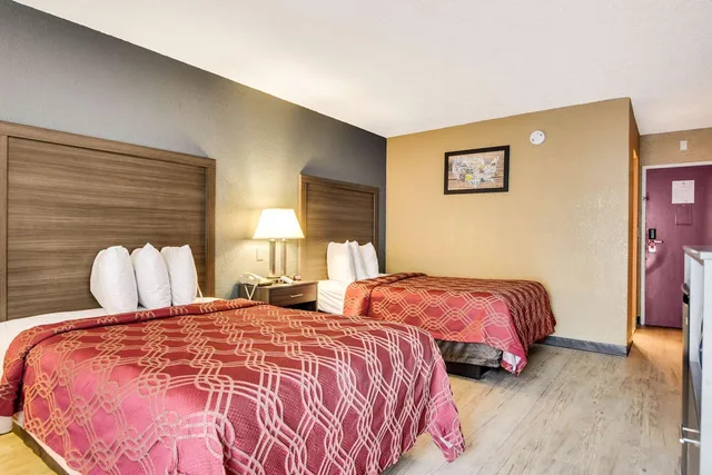 غرفة بسريرين مزدوجين، Econo Lodge Tampa near Busch Gardens 1/5