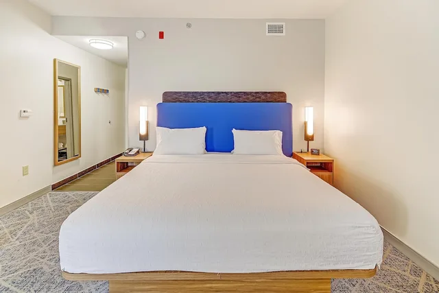 غرفة بسرير كينج مع أريكة بمطبخ صغير لذوي الإعاقة، Hampton Inn Foley 6/10