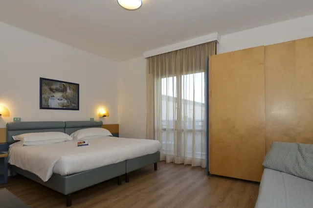 غرفة ديلوكس ثلاثية بسرير مزدوج وسرير فردي بشرفة بإطلالة جزئية على البحر، Excelsior Hotel 2/6