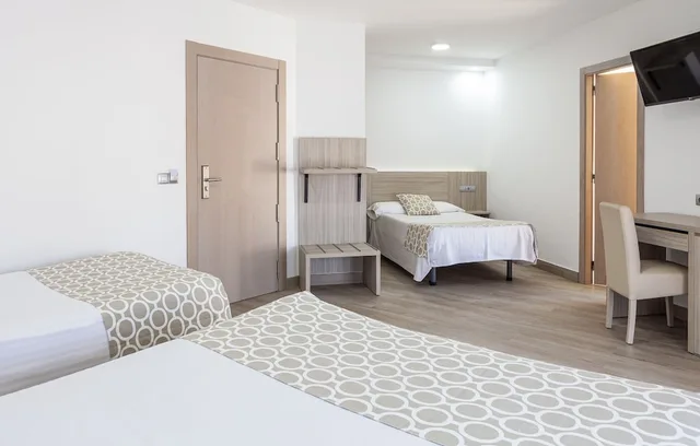 غرفة رباعية بسرير كوين وسريرين منفصلين، Olympia Hotel Ronda II 7/9