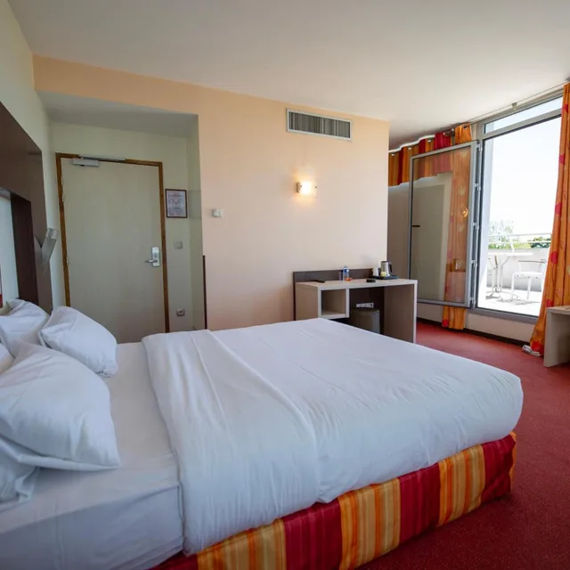 غرفة ديلوكس بسرير مزدوج بشرفة، Citotel Hostellerie Saint Vincent Beauvais 1/10