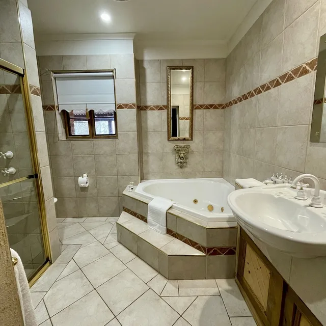 Retreat, King Bed، Jacobs Creek Retreat at Moorooroo Park 2/2
