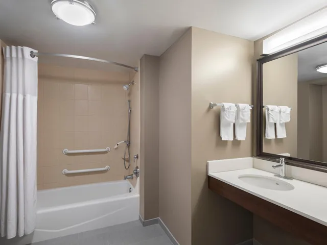 جناح بسرير كينج بغرفة نوم واحدة لذوي الإعاقة، Staybridge Suites Indianapolis Airport 1/1