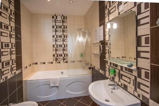جناح جونيور، Best Hotel 3/6