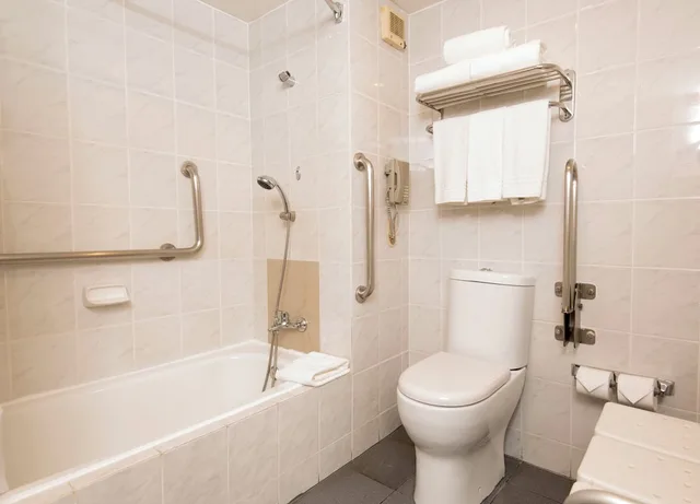 غرفة قياسية بسرير كينج لذوي الإعاقة، Holiday Inn Express Santiago Las Condes Former Holiday Inn Express Santiago el Golf 2/3