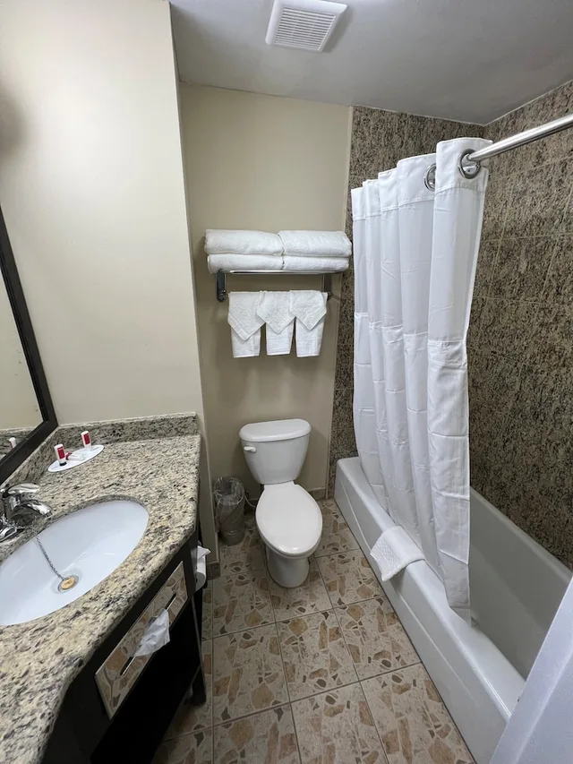 غرفة بسرير كوين، Travelodge by Wyndham Ozone Park 3/3