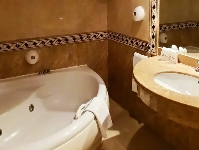 غرفة كلاسيكية عائلية بإطلالة على البحر بشرفة، Hotel Aromar 2/2