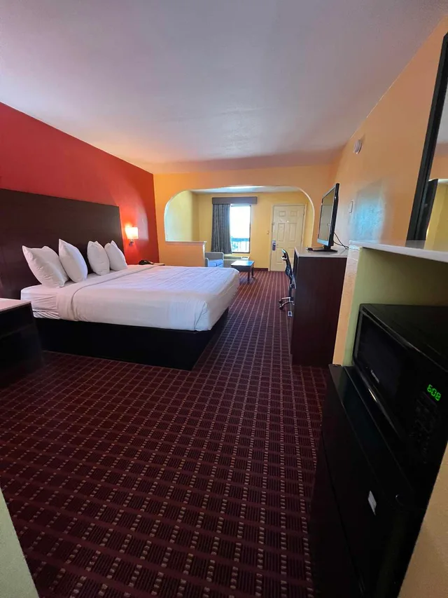 جناح بسرير كينج مع أريكة، SureStay by Best Western Gulfport 1/5
