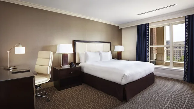 غرفة بسرير كينج بشرفة بغرفة نوم واحدة، Hilton Alexandria Old Town 2/7
